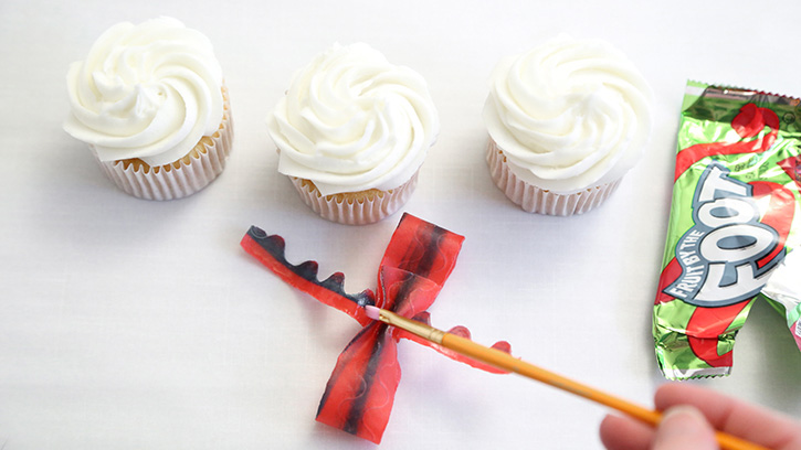 how-to-make-bow-cupcake-toppers_04