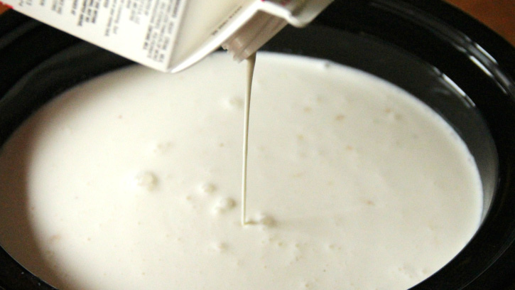 slow-cooker-white-chocolate-hot-cocoa_01